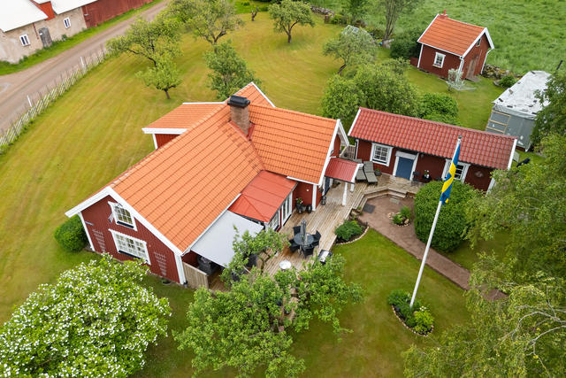 Rymlig, grönskande tomt.