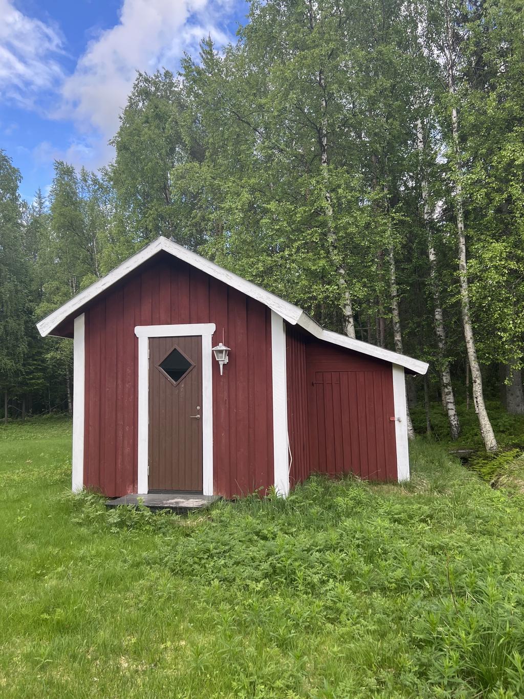 Bastu med vidbyggt förråd