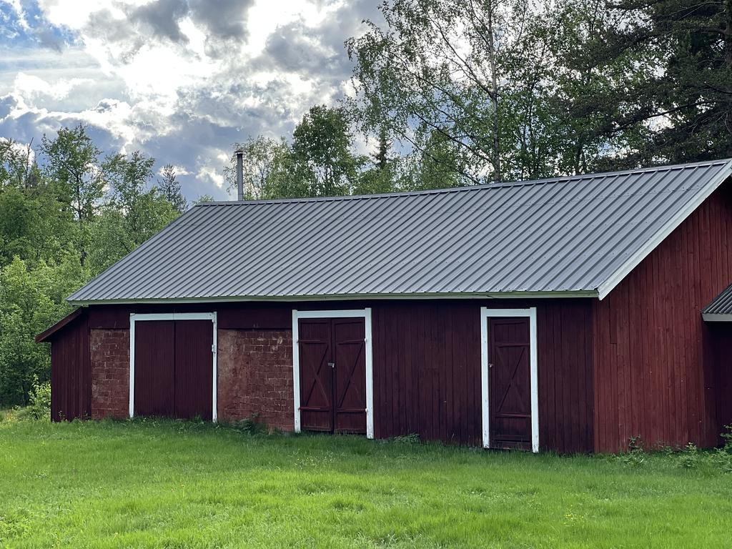 Ladugård. Vidbyggd med vedförråd och garage