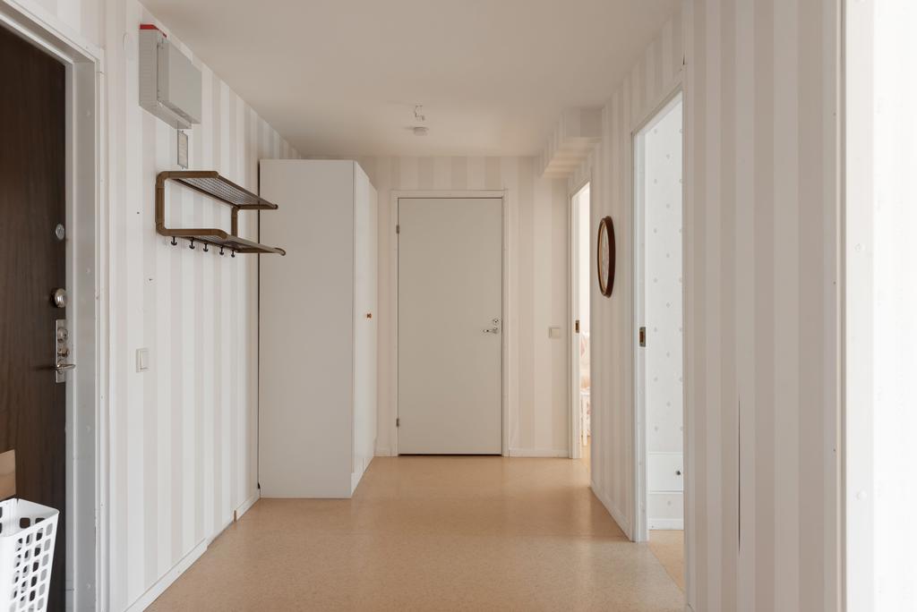 Hall, vy mot kök, sovrum och klädkammre