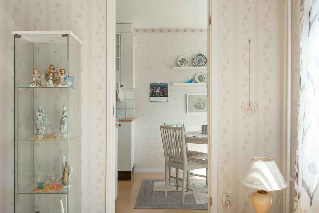 Vy mot kök från vardagsrum