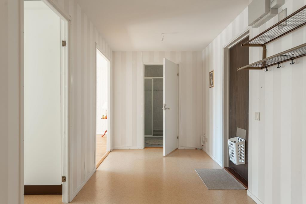 Hall, vy mot kök, vardagsrum och badrum