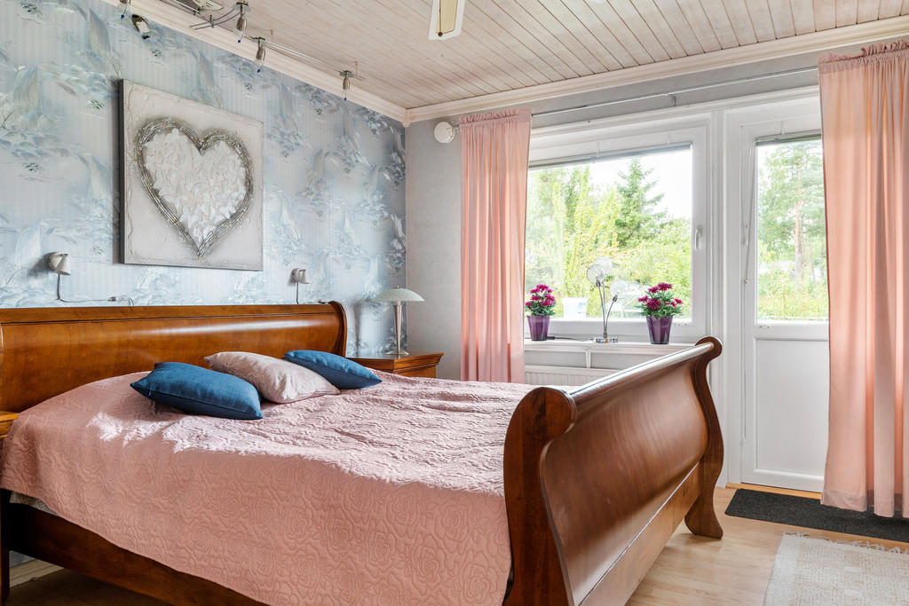 Master sovrum med altandörr ut till trädgården
