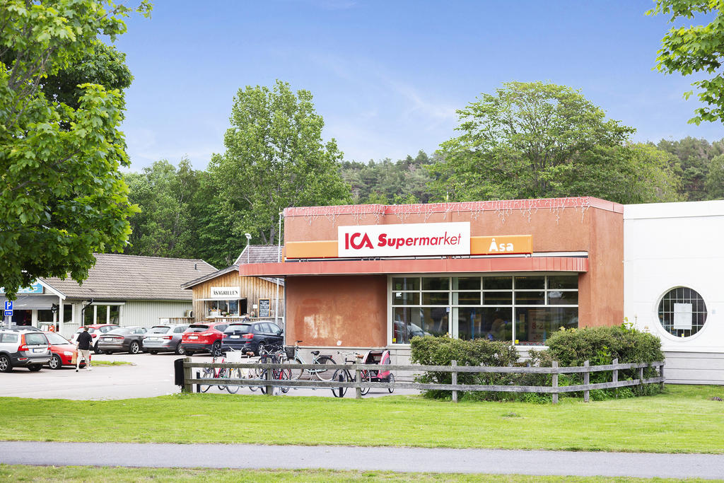 I Åsa hittar du flera butiker, stor ICA matbutik och flertalet populära restauranger 