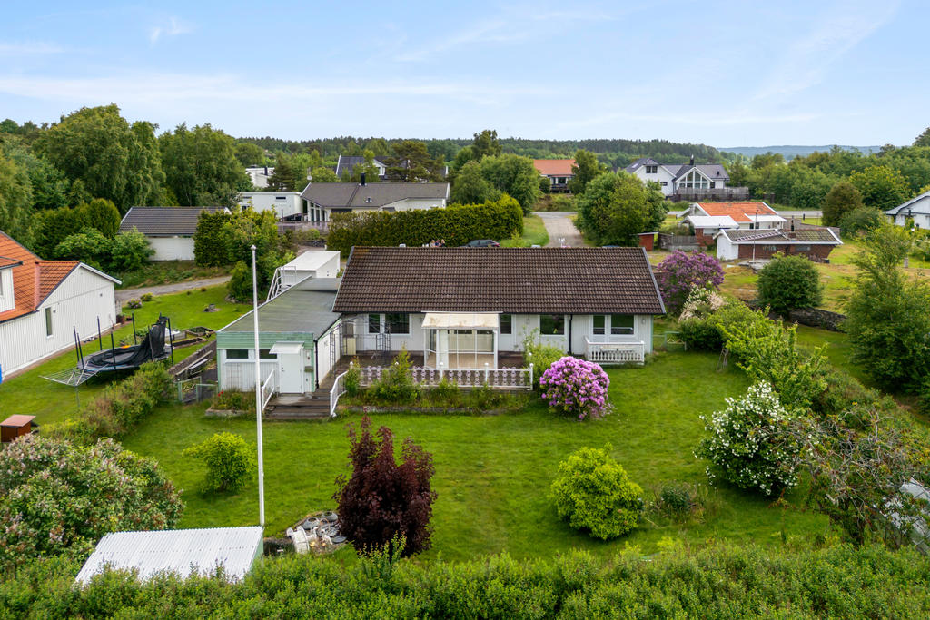På tomten finns också ett garaget, växthus, bastu med dusch och förråds möjligheter