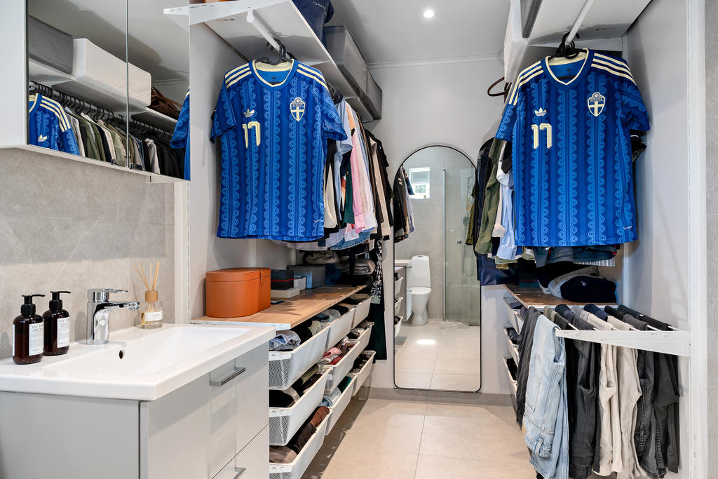 Walk-in closet . 
