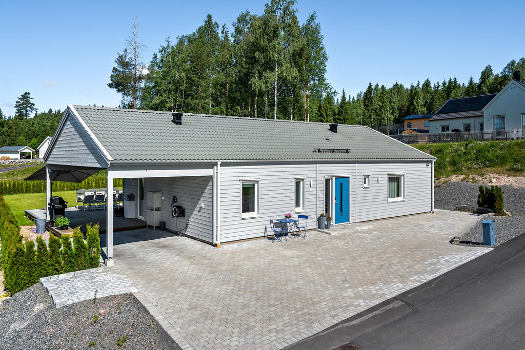 Välkomnade och lättskött entré med stenbelagd uppfart. Här finns även carport med el-bils laddare. 