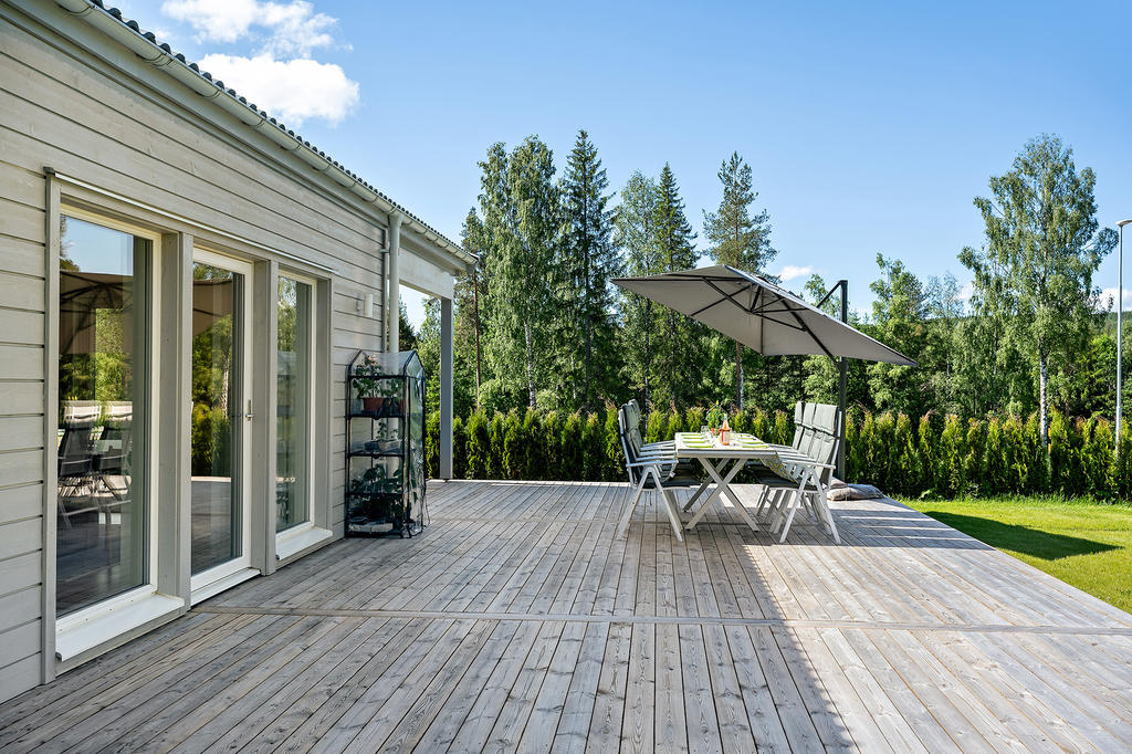 Två altandörrar finns och här finns gott om plats för både soffgrupp och matplats.