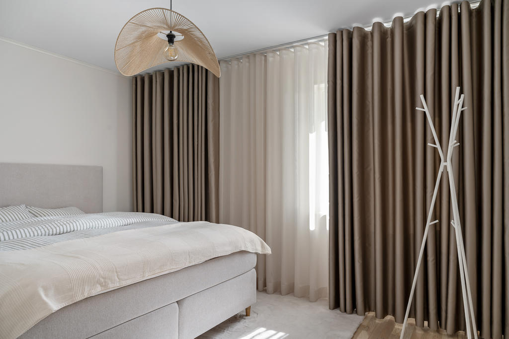 Master bedroom med eget badrum och walk-in closet. 