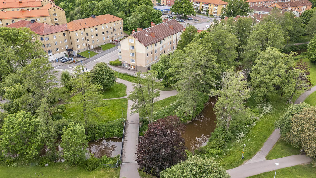 Trevligt läge nära grönska och Köpingsån