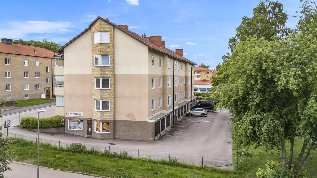 Baksida med garage