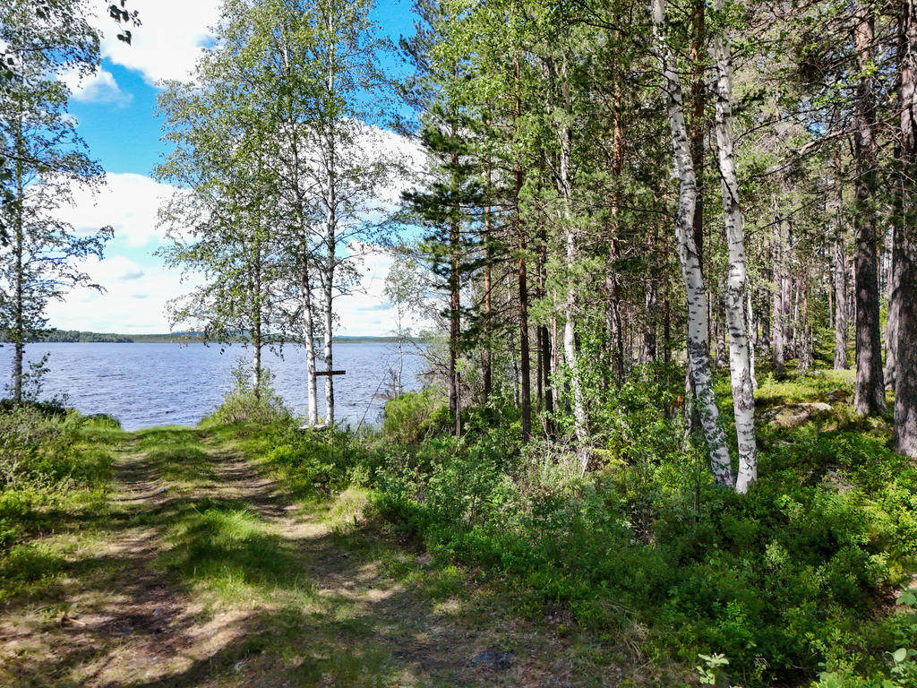 Servitut på båt och uppläggningsplats ca 150-200 m ifrån fastigheten. 