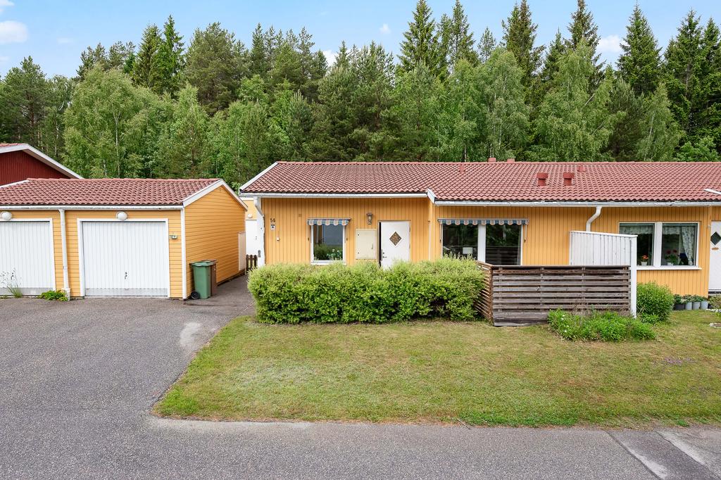 Parhuset har egen p-plats och garage