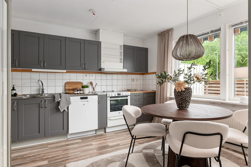 Trevligt kök med matplats