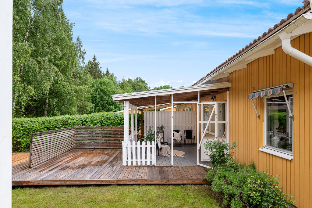 Tak över altanen ger skydd för väder och vind. 