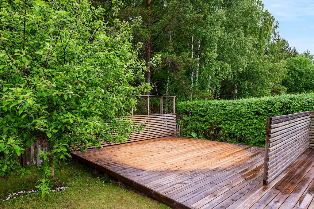 Extra trädäck. Här får kanske en pool plats.
