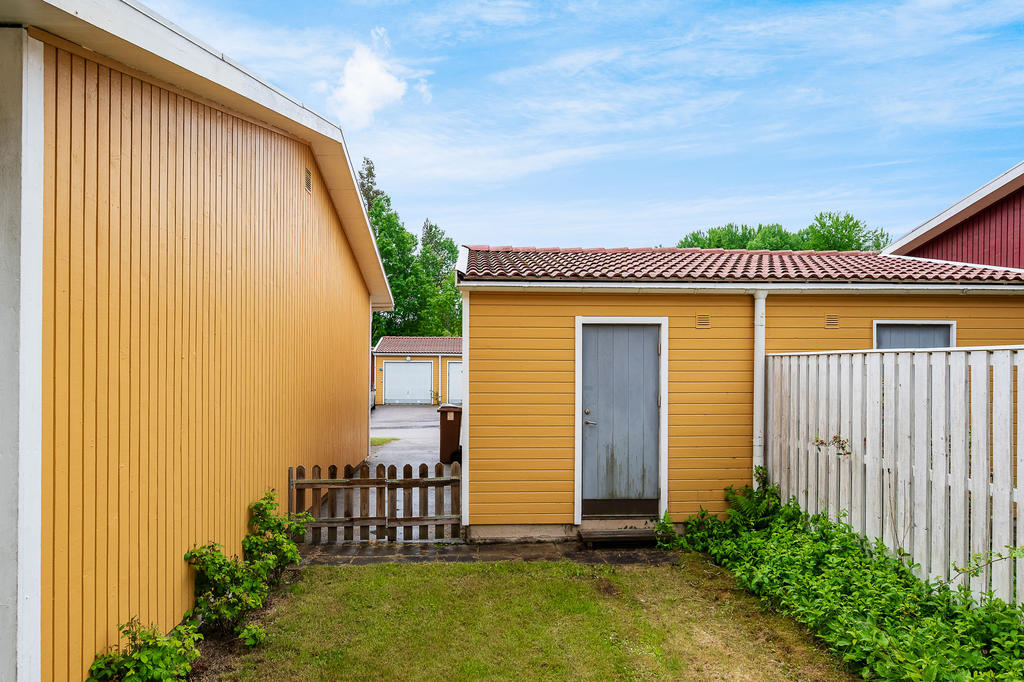 Dörr in till garagets baksida