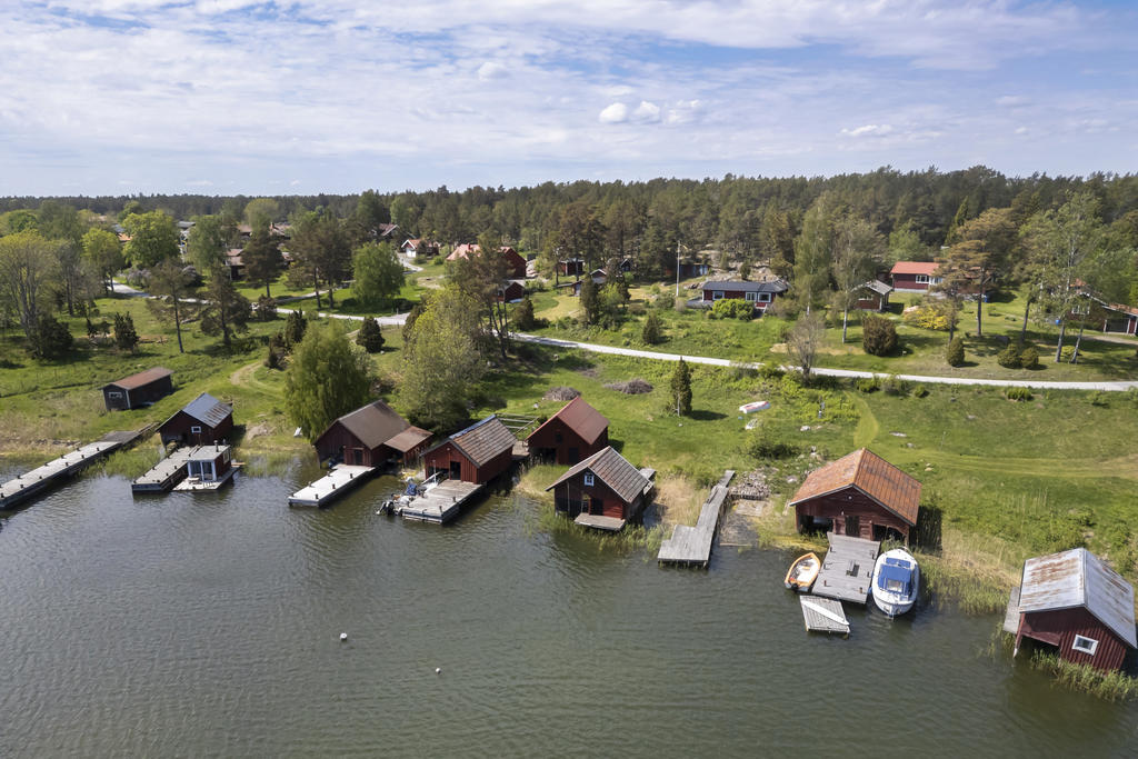 Sjöbodarna vid havet, huset i bakgrunden