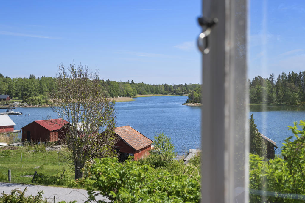 Utsikt från storstugan mot havsviken