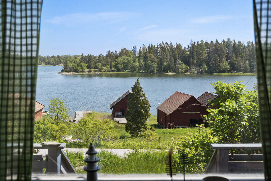 Utsikt från storstugan mot havsviken