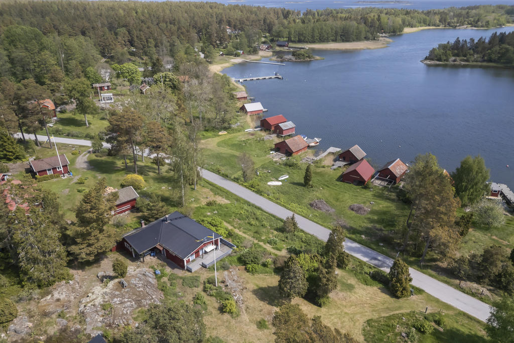 Vackert högt läge med utsikt över havsvik och badplatsen i bakgrunden