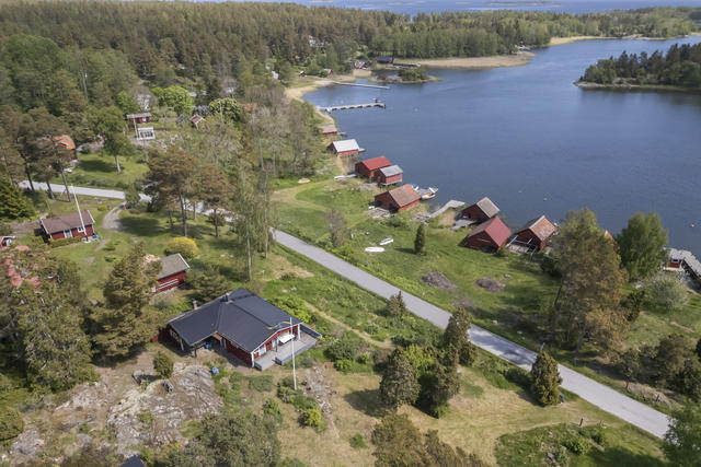 Vackert högt läge med utsikt över havsvik och badplatsen i bakgrunden