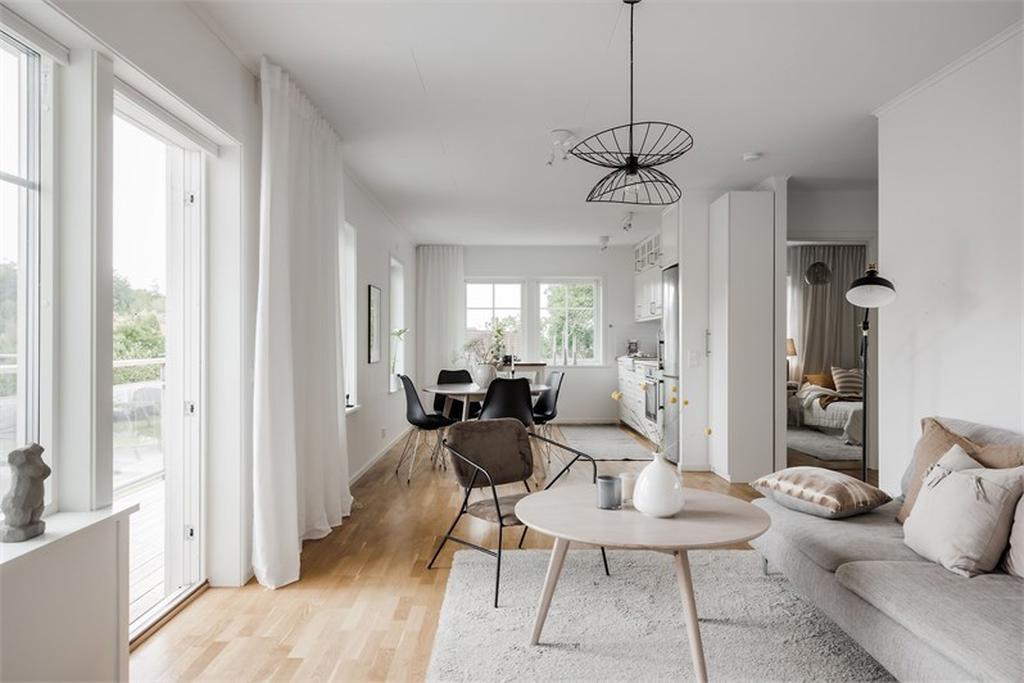 Välkommen in i "andra" lägenheten övre plan