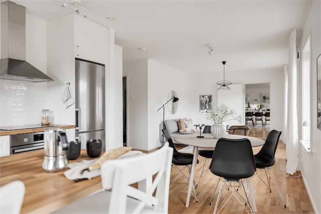 Kök och vardagsrum i öppen planlösning