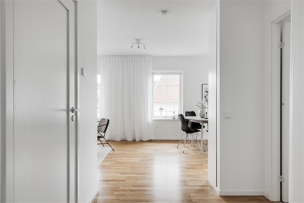 Hall, med sovrum åt höger och badrum åt vänster