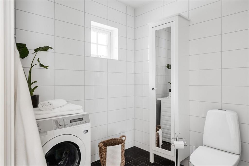 Här finns tvättmaskin och fönster