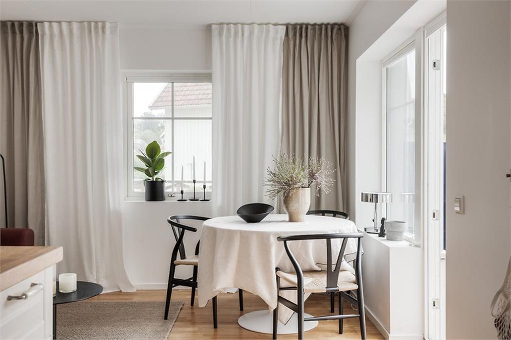 Matplats med utgång till altan