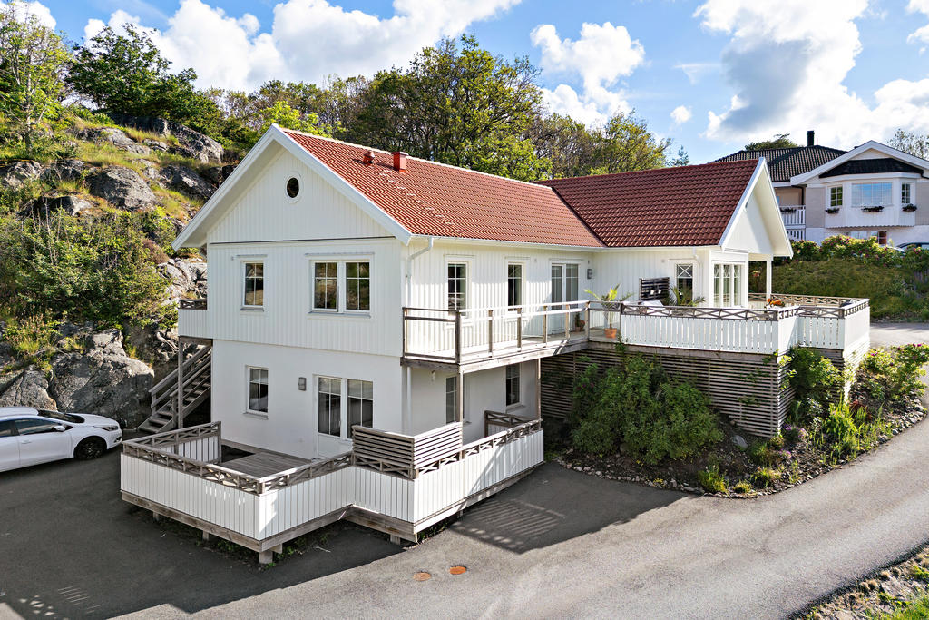 Huset sett från den lilla infartsvägen, som är återvändsgata