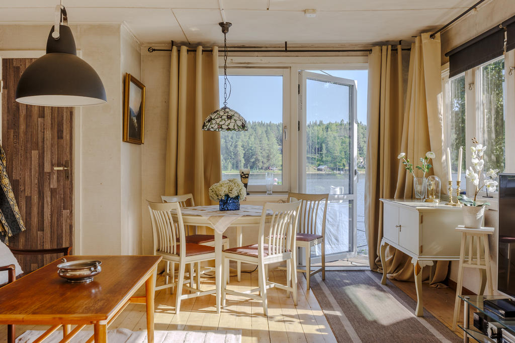 Vardagsrummet med matplats och utgång till uteplatsen