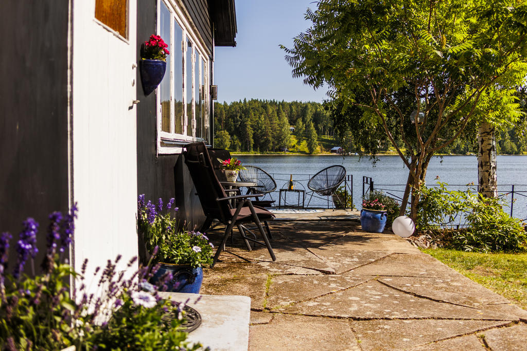 Stenlagd uteplats precis intill sjön