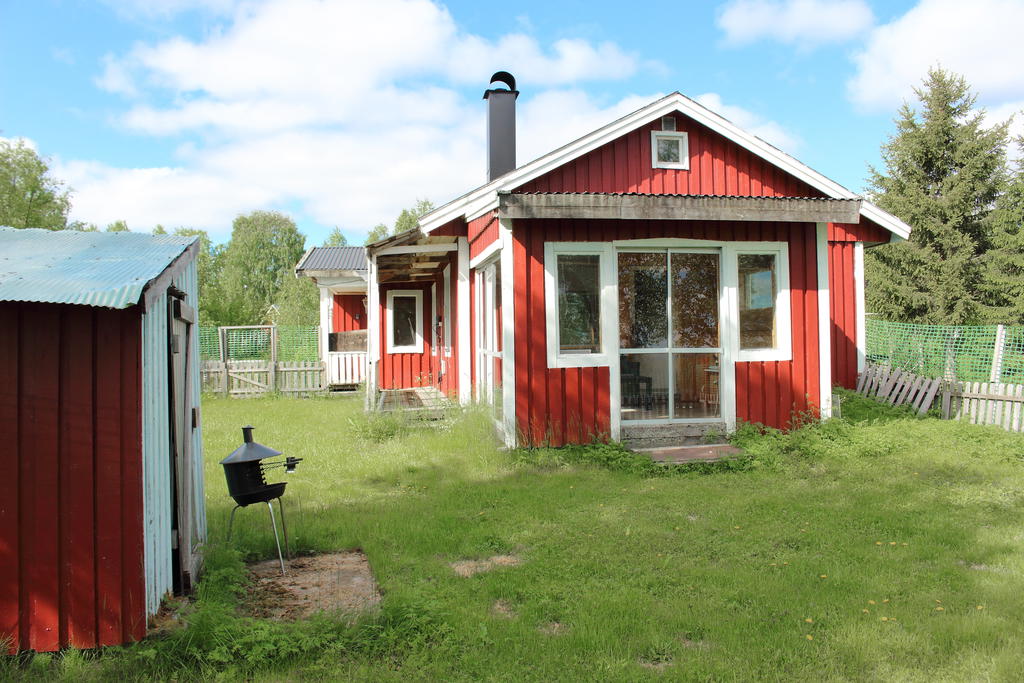 Uterum i anslutning till huset med utgång till gården 