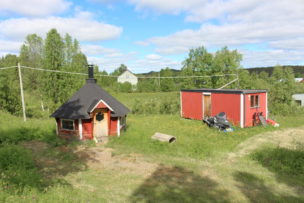 Grillkåta från cirka 2010 och en barack som använts till förvaring