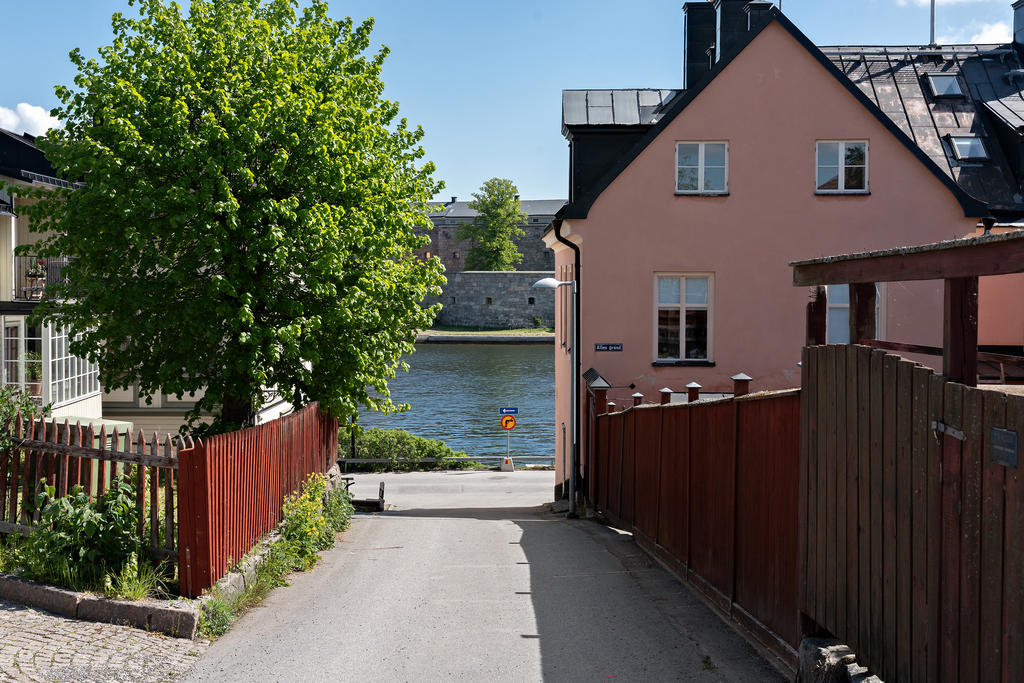 Några meter ner till kajkanten.