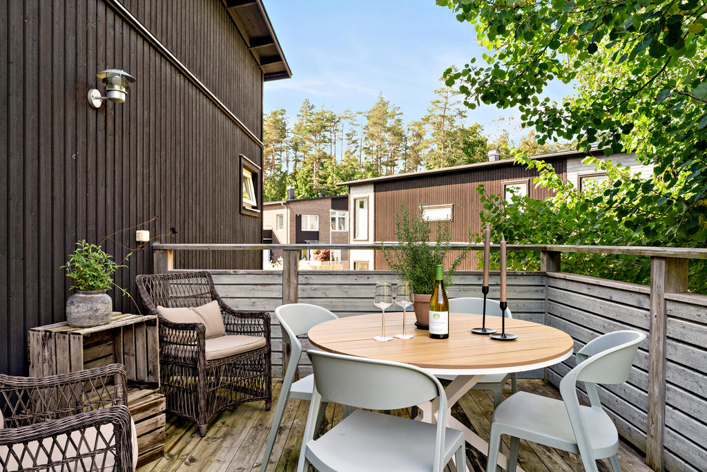 Den stora balkongen bjuder in till härliga frukostar och grillmiddagar
