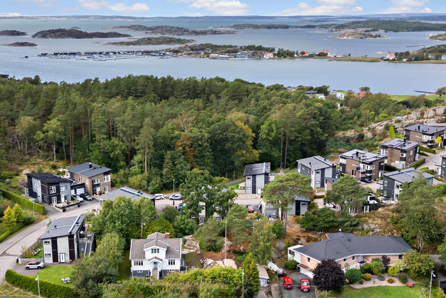 Välkommen till Berghagavägen 1B!
En modernt trea med villakänsla