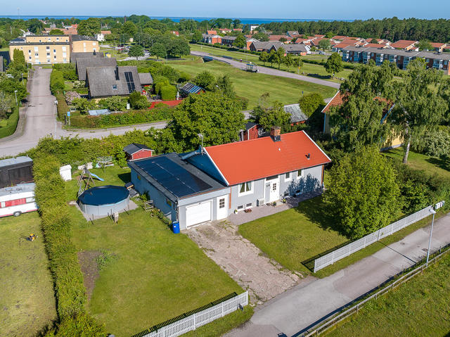 Exteriör. Solceller på garagetaket 