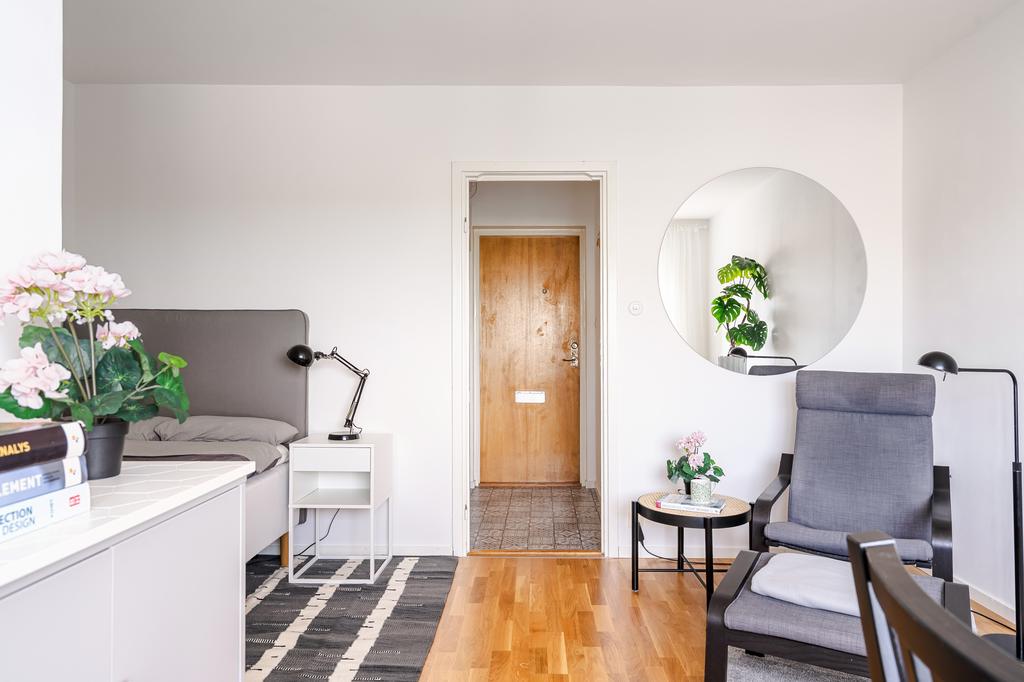 Plats för stor säng och flera möbleringar 