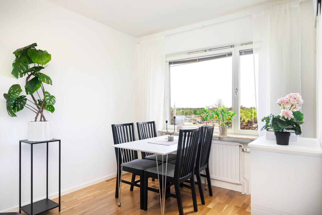 Plats för matbord vid fönstret 