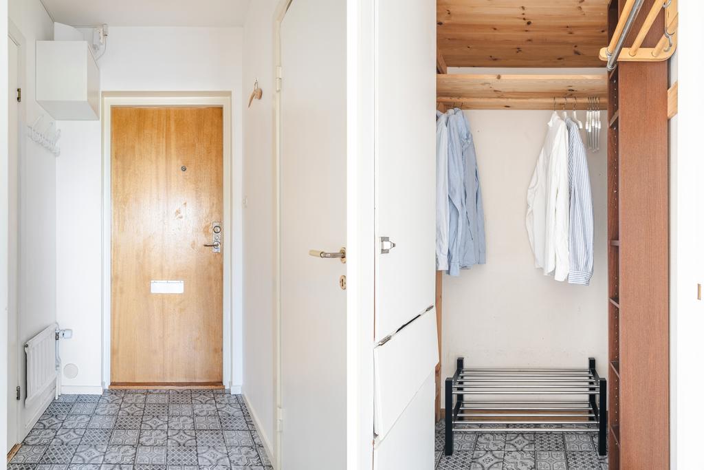 Hall med access till klädkammare 