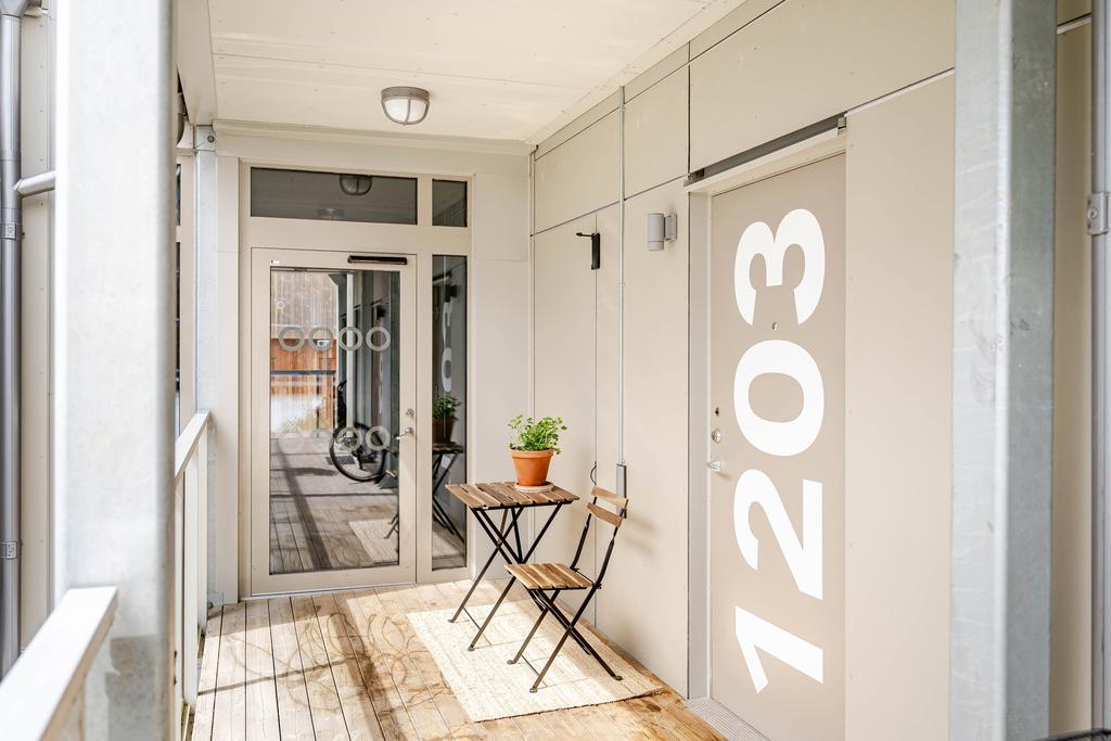 Trivsam entré från loftgång