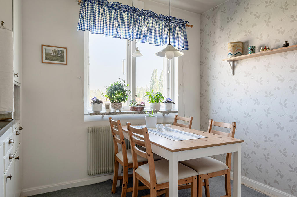 Trevlig matplats i kök invid fönster