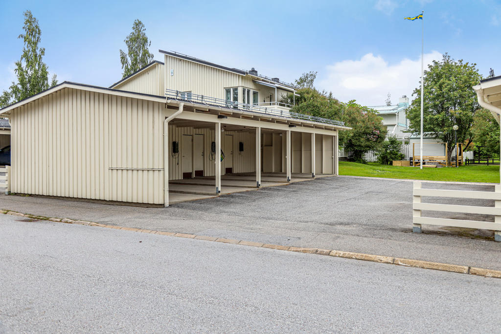 Carport med förråd ingår i månadsavgiften