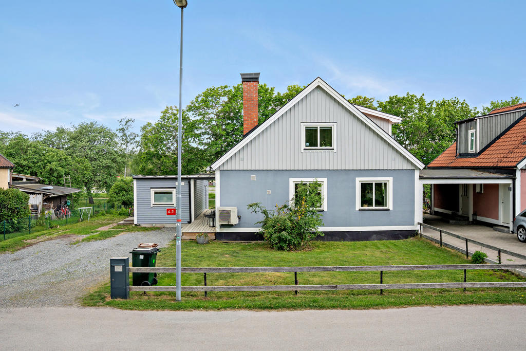 Huset och gästhuset från framsidan