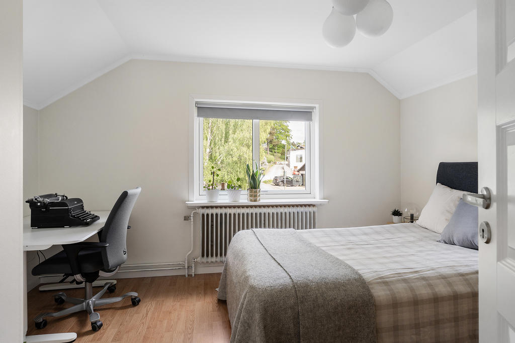 Sovrum övre plan, med fönster mot gatan