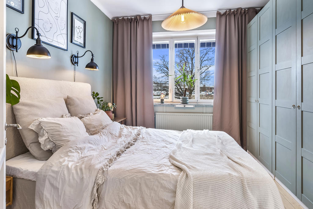 Sovrum med stora garderober