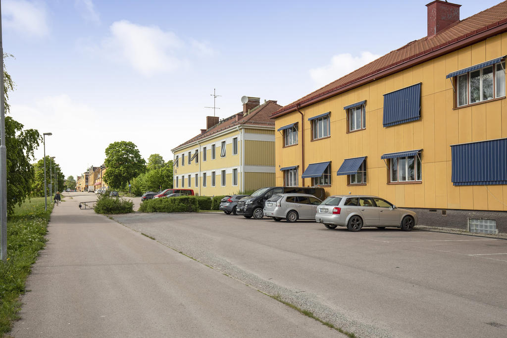 Husets baksida med parkeringsplatser